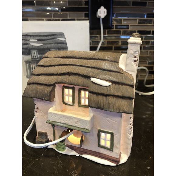 Vtg Dept 56 Cottage Toy Shop 1986 Dickens' Lane Christmas Village Lighted house - Picture 3 of 5